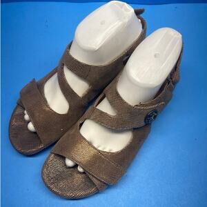 Clark Artisan Women's Metallic Gold Adjustable Strap Size 10 Sandals